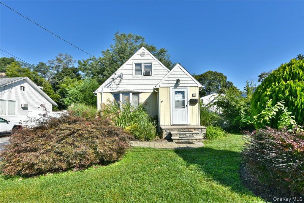 35 Montauk Drive, Bay Shore, NY 11706 — photo 2