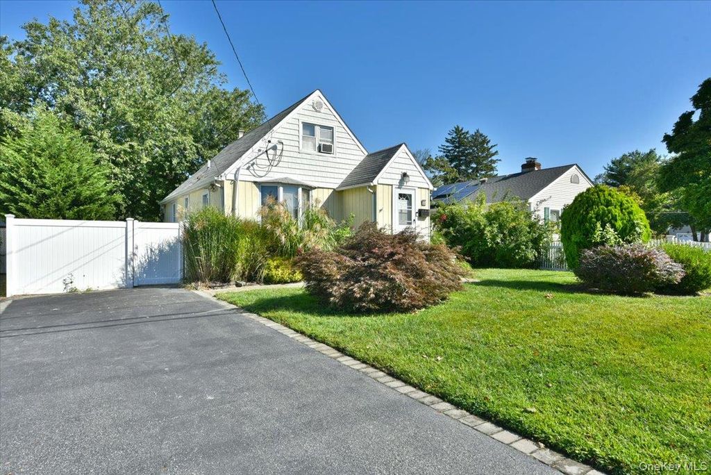 35 Montauk Drive, Bay Shore, NY 11706 — photo 3