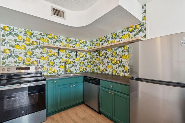 4511 S OAK DRIVE R32A, Tampa, FL 33611