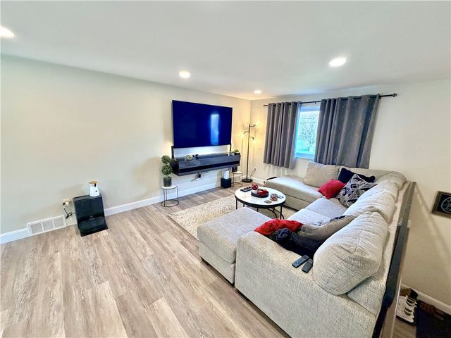 93 Virginia Ave, Uniontown, PA 15401