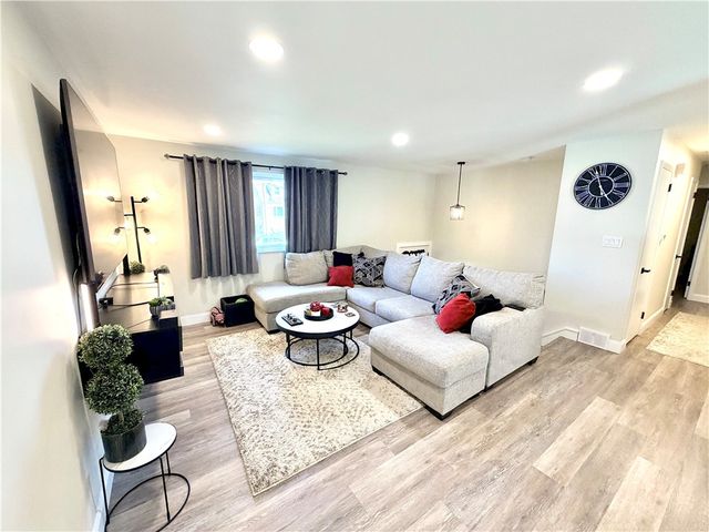 93 Virginia Ave, Uniontown, PA 15401