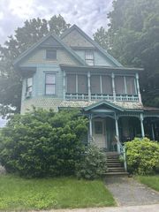 15 Arlington St, Chicopee, MA 01020