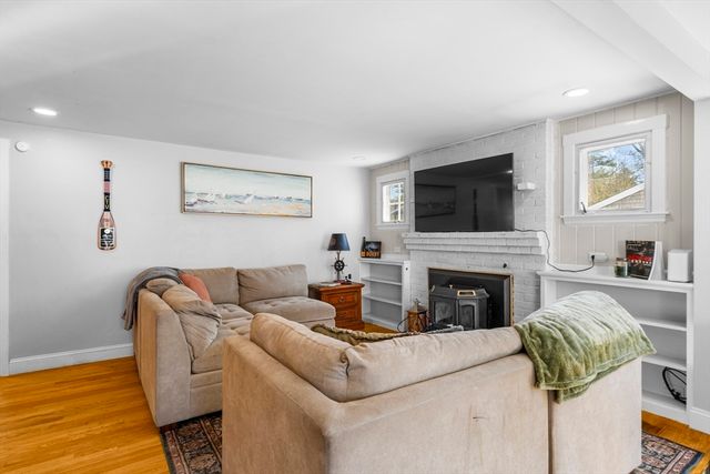 10 Beach Rd, Pembroke, MA 02359