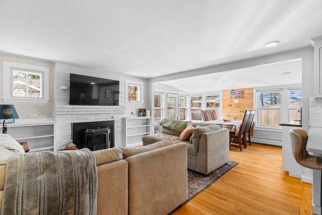 10 Beach Rd, Pembroke, MA 02359