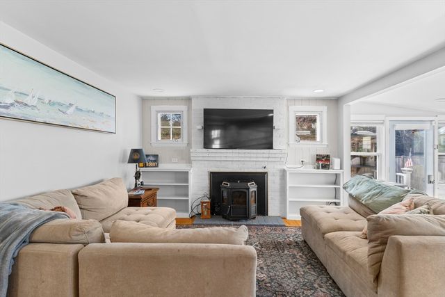 10 Beach Rd, Pembroke, MA 02359