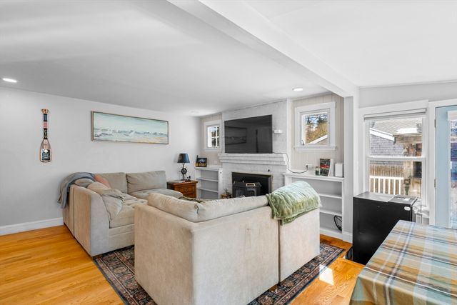 10 Beach Rd, Pembroke, MA 02359