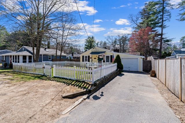 10 Beach Rd, Pembroke, MA 02359