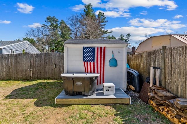 10 Beach Rd, Pembroke, MA 02359