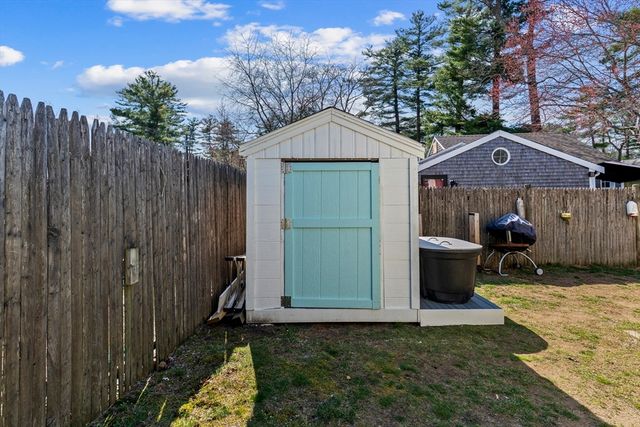 10 Beach Rd, Pembroke, MA 02359