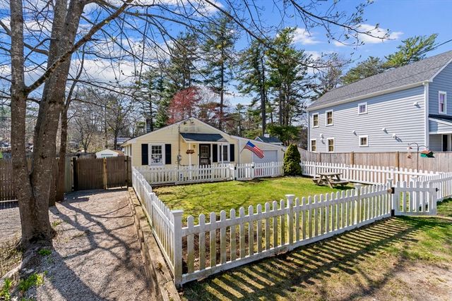 10 Beach Rd, Pembroke, MA 02359