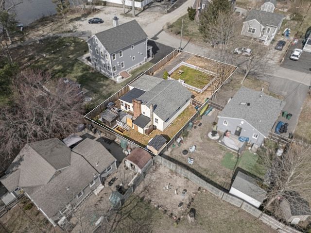 10 Beach Rd, Pembroke, MA 02359