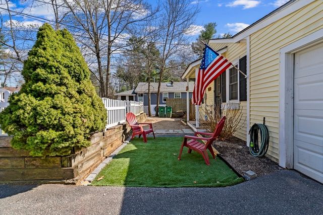 10 Beach Rd, Pembroke, MA 02359