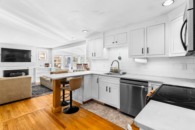 10 Beach Rd, Pembroke, MA 02359