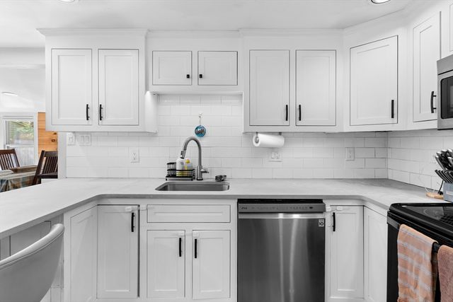 10 Beach Rd, Pembroke, MA 02359