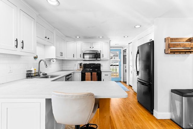 10 Beach Rd, Pembroke, MA 02359