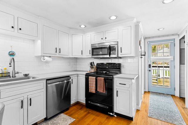 10 Beach Rd, Pembroke, MA 02359