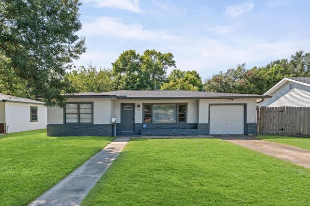 921 22nd Avenue N, Texas City, TX 77590