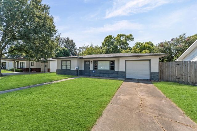 921 22nd Avenue N, Texas City, TX 77590