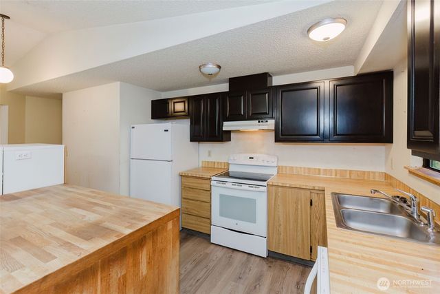 13607 W Raven Lane, Bremerton, WA 98312