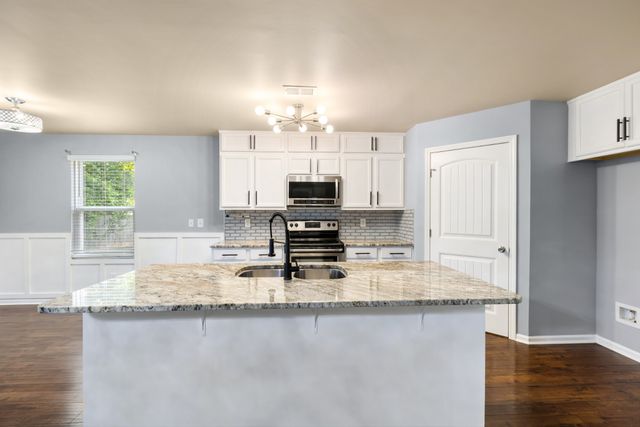 1240 Oxford Village Cv, Columbia, TN 38401
