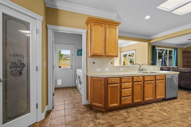 938 Leisha Lane, Redding, CA 96001