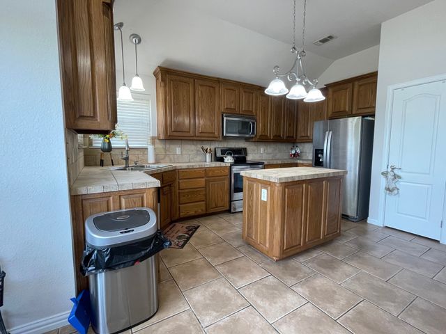 1801 Roadrunner Drive, Weatherford, TX 76088