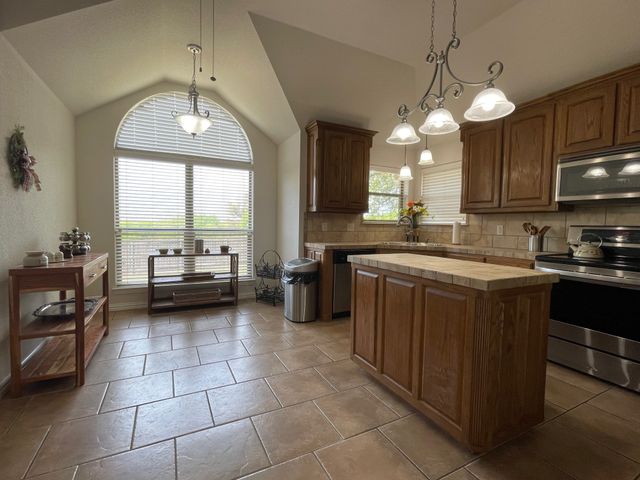 1801 Roadrunner Drive, Weatherford, TX 76088