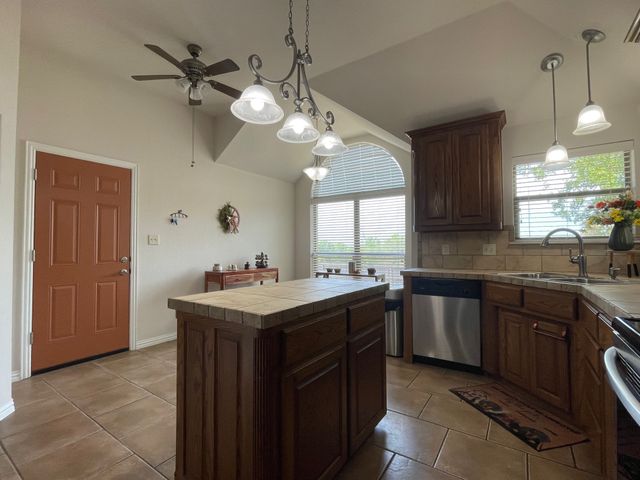 1801 Roadrunner Drive, Weatherford, TX 76088