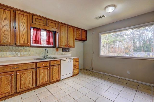 562 Dickens Road NW, Lilburn, GA 30047