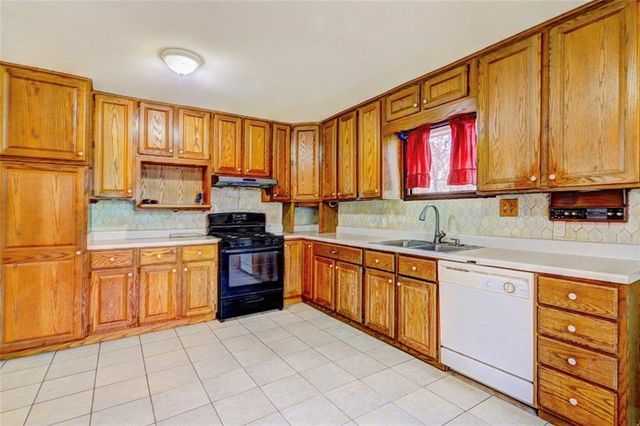 562 Dickens Road NW, Lilburn, GA 30047