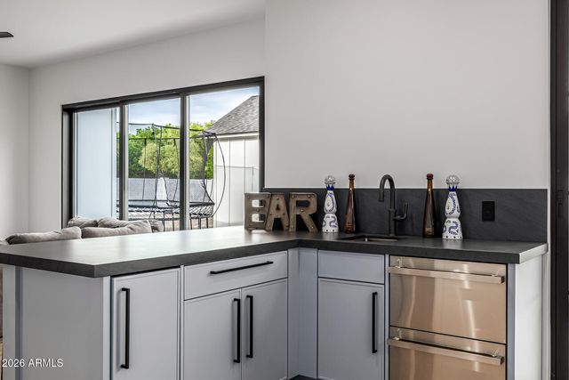 7851 N CENTRAL Avenue, Phoenix, AZ 85020