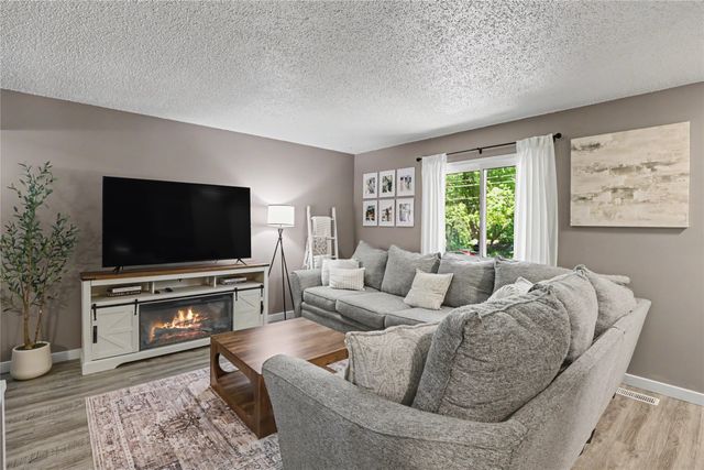 5703 SW 3rd Street, Des Moines, IA 50315