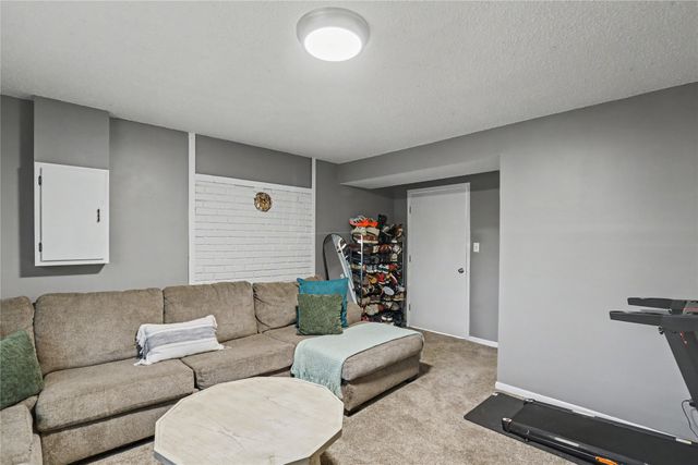 5703 SW 3rd Street, Des Moines, IA 50315