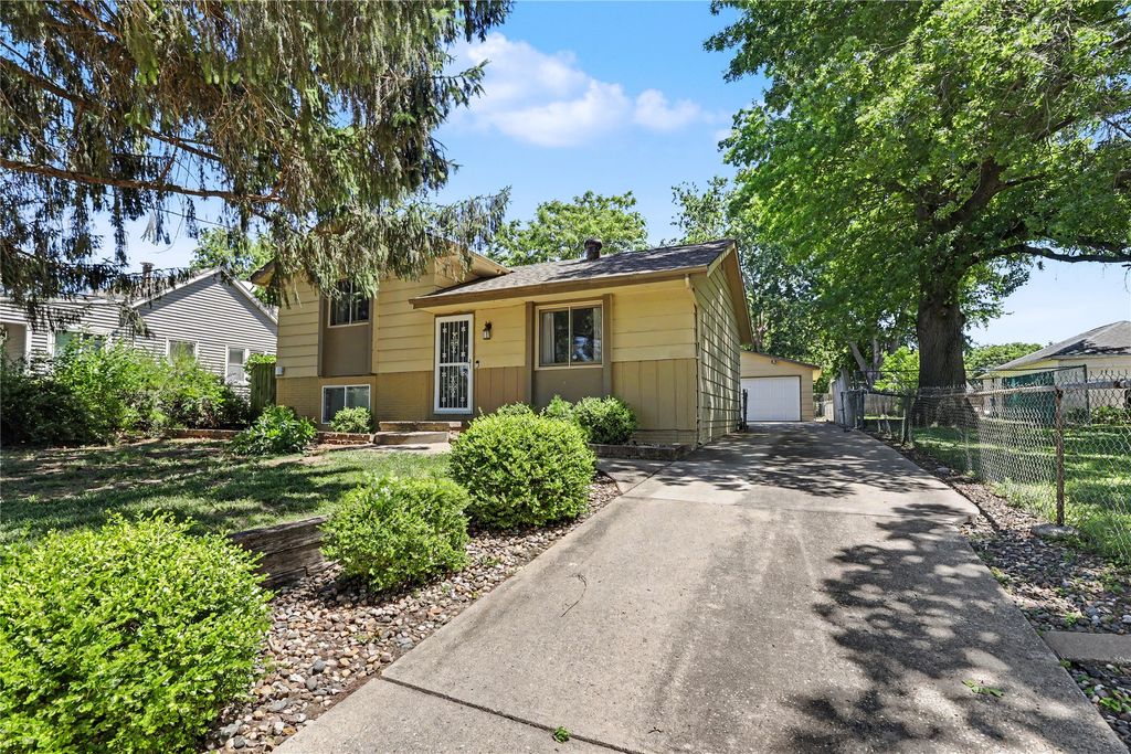 5703 SW 3rd Street, Des Moines, IA 50315