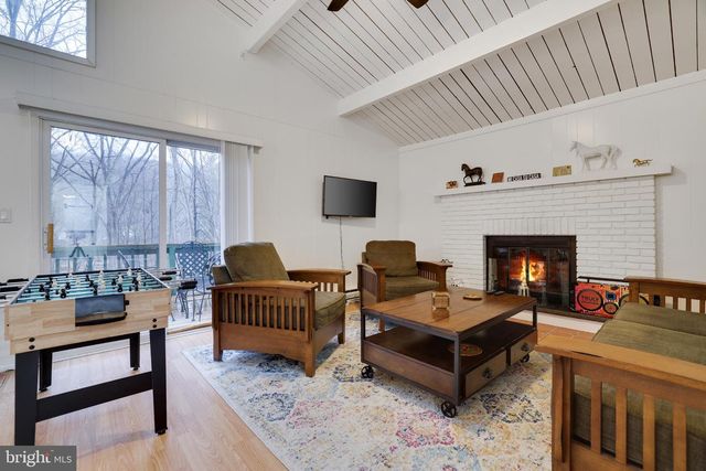 5814 DECKER RD, Bushkill, PA 18324
