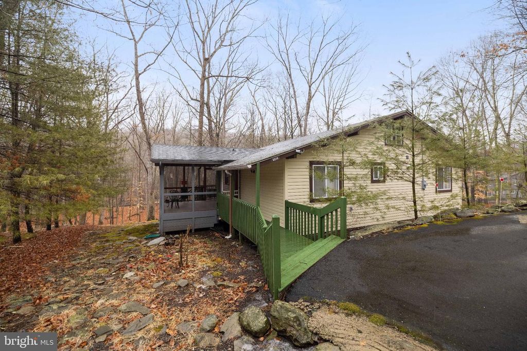 5814 DECKER RD, Bushkill, PA 18324