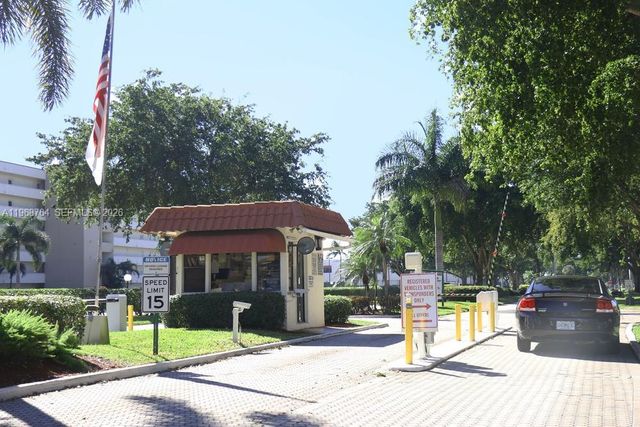 9720 S Hollybrook Lake Dr 303, Pembroke Pines, FL 33025