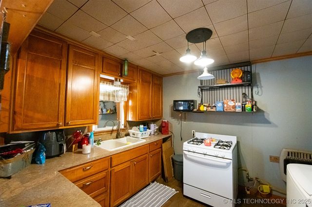 321 S Delaware Avenue E, Coweta, OK 74429