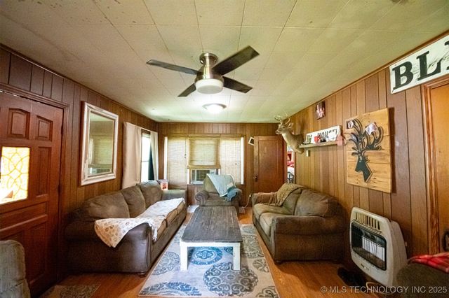 321 S Delaware Avenue E, Coweta, OK 74429