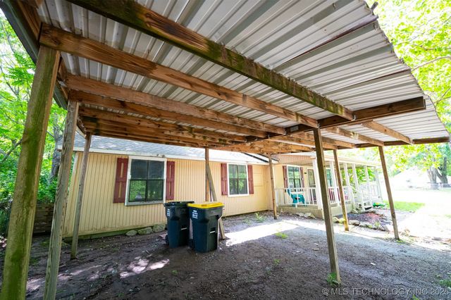 321 S Delaware Avenue E, Coweta, OK 74429