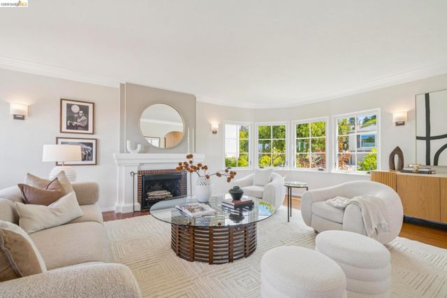1917 Oak Crest Dr, Oakland, CA 94602