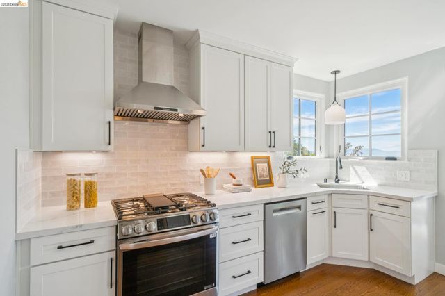 1917 Oak Crest Dr, Oakland, CA 94602
