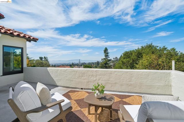 1917 Oak Crest Dr, Oakland, CA 94602