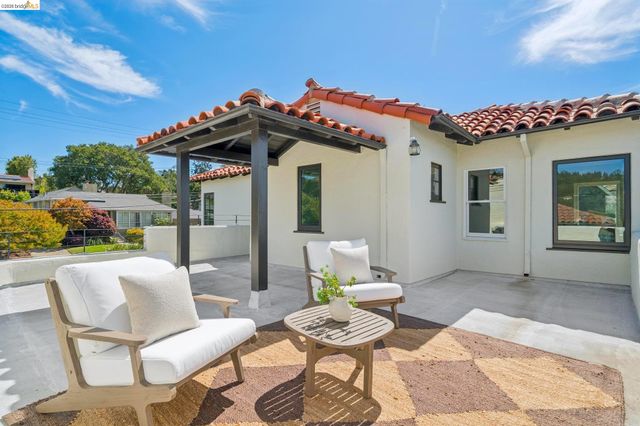 1917 Oak Crest Dr, Oakland, CA 94602