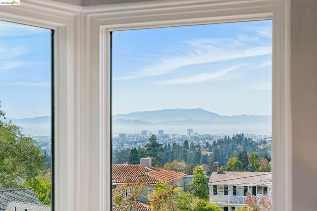 1917 Oak Crest Dr, Oakland, CA 94602