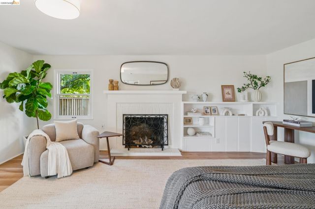 1917 Oak Crest Dr, Oakland, CA 94602