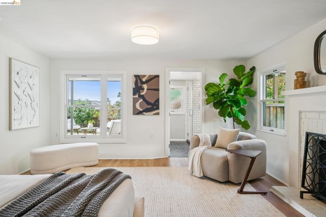 1917 Oak Crest Dr, Oakland, CA 94602