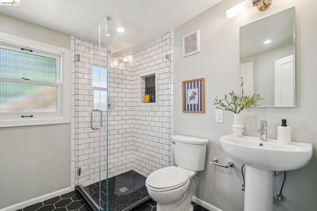 1917 Oak Crest Dr, Oakland, CA 94602