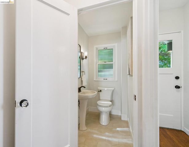 1917 Oak Crest Dr, Oakland, CA 94602