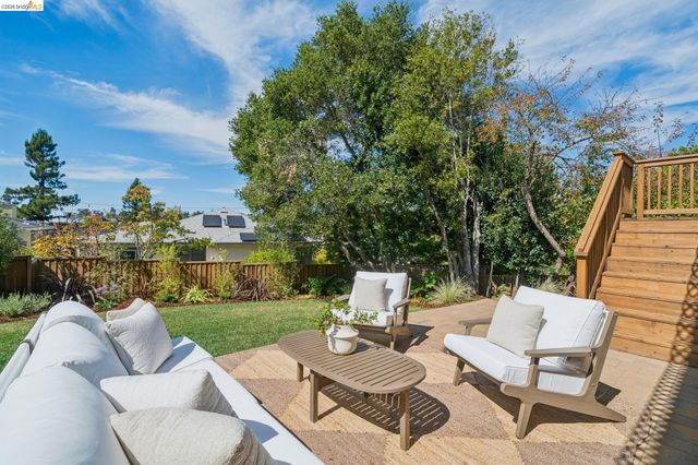 1917 Oak Crest Dr, Oakland, CA 94602